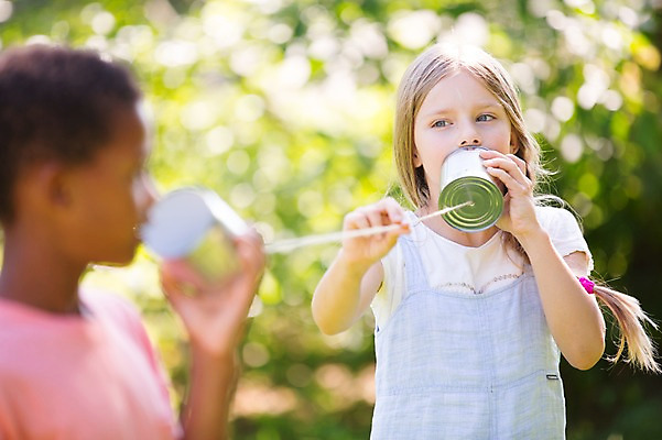 포토 JPG 주간 서양인 여자 남자 어린이라이프 어린이 흑인 소녀 소년 상반신 야외 두명 앞모습 아웃포커스 친구 캔 전화놀이 깡통전화 어린이만 국내포토 자연요소 외국인 라이프스타일 뷰포인트 관계 놀이 촬영기법 사람 전화기 파일형식