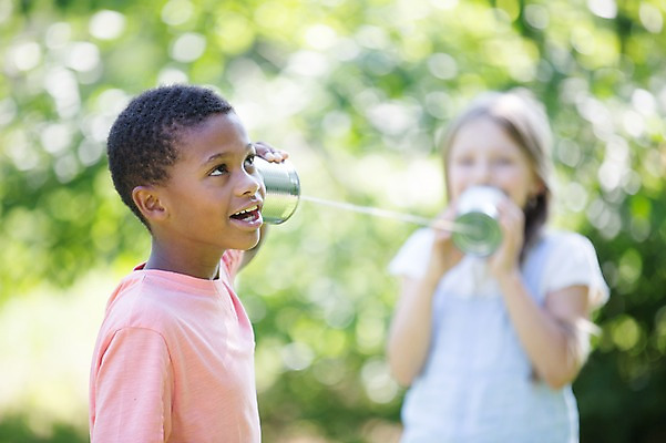 포토 JPG 주간 서양인 여자 남자 어린이라이프 어린이 흑인 웃음 소녀 소년 상반신 야외 두명 앞모습 옆모습 아웃포커스 친구 듣기 캔 전화놀이 깡통전화 어린이만 국내포토 자연요소 외국인 라이프스타일 뷰포인트 관계 모션 놀이 촬영기법 표정 사람 전화기 파일형식