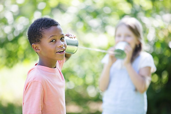 포토 JPG 주간 서양인 여자 남자 어린이라이프 어린이 흑인 웃음 소녀 소년 상반신 야외 두명 앞모습 옆모습 아웃포커스 친구 듣기 캔 전화놀이 깡통전화 어린이만 국내포토 자연요소 외국인 라이프스타일 뷰포인트 관계 모션 놀이 촬영기법 표정 사람 전화기 파일형식