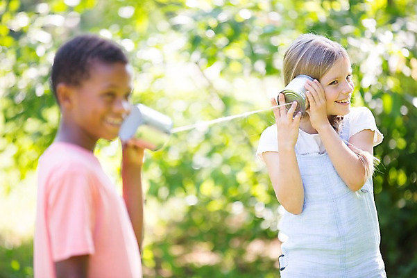 포토 JPG 주간 서양인 여자 남자 어린이라이프 어린이 흑인 웃음 소녀 소년 상반신 야외 두명 옆모습 아웃포커스 친구 듣기 캔 전화놀이 깡통전화 어린이만 국내포토 자연요소 외국인 라이프스타일 뷰포인트 관계 모션 놀이 촬영기법 표정 사람 전화기 파일형식