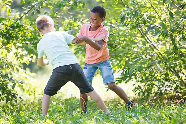 포토 JPG 주간 서양인 공원 남자 어린이라이프 어린이 흑인 놀이 서기 웃음 소년 야외 두명 뒷모습 친구 몸싸움 소년만 국내포토 자연요소 외국인 라이프스타일 공공시설 뷰포인트 관계 모션 표정 사람 싸움 남자만 어린이만 파일형식