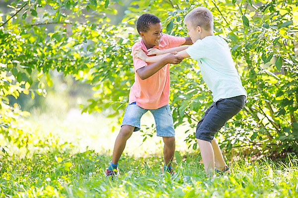 포토 JPG 주간 전신 서양인 공원 남자 어린이라이프 어린이 흑인 놀이 서기 웃음 소년 야외 두명 옆모습 아웃포커스 친구 몸싸움 소년만 국내포토 자연요소 외국인 라이프스타일 공공시설 뷰포인트 관계 모션 촬영기법 표정 사람 싸움 남자만 어린이만 파일형식