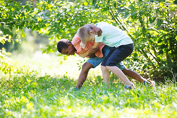포토 JPG 주간 전신 서양인 공원 남자 어린이라이프 어린이 흑인 놀이 서기 소년 야외 두명 옆모습 아웃포커스 친구 몸싸움 소년만 국내포토 자연요소 외국인 라이프스타일 공공시설 뷰포인트 관계 모션 촬영기법 사람 싸움 남자만 어린이만 파일형식