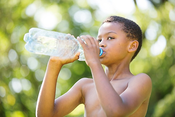 포토 JPG 주간 서양인 남자 어린이라이프 어린이 흑인 상의탈의 한명 소년 상반신 야외 옆모습 아웃포커스 마시기 물병 소년만 소년한명만 국내포토 자연요소 외국인 1 라이프스타일 뷰포인트 모션 탈의 촬영기법 사람 물통 남자만 남자한명만 어린이만 파일형식
