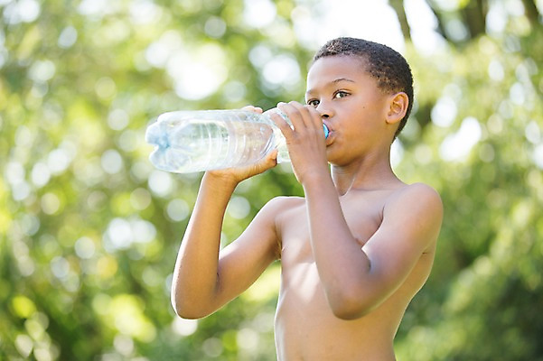 포토 JPG 주간 서양인 남자 어린이라이프 어린이 흑인 상의탈의 한명 소년 상반신 야외 옆모습 아웃포커스 마시기 물병 소년만 소년한명만 국내포토 자연요소 외국인 1 라이프스타일 뷰포인트 모션 탈의 촬영기법 사람 물통 남자만 남자한명만 어린이만 파일형식