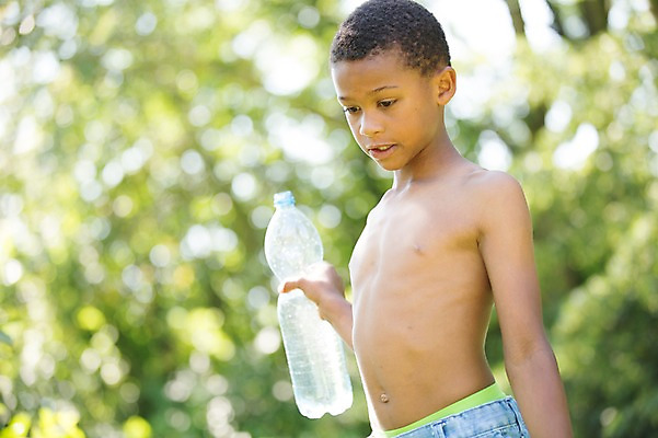 포토 JPG 주간 서양인 남자 어린이라이프 어린이 흑인 상의탈의 한명 들기 소년 상반신 야외 옆모습 아웃포커스 물병 소년만 소년한명만 국내포토 자연요소 외국인 1 라이프스타일 뷰포인트 모션 탈의 촬영기법 사람 물통 남자만 남자한명만 어린이만 파일형식
