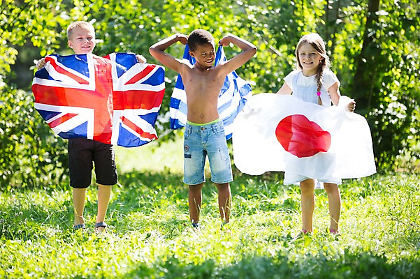 포토 JPG 주간 전신 서양인 공원 여자 남자 어린이라이프 어린이 흑인 서기 웃음 들기 소녀 소년 잔디 야외 앞모습 세명 친구 일장기 그리스국기 어린이만 국내포토 자연요소 외국인 식물 라이프스타일 공공시설 뷰포인트 관계 모션 표정 사람 국기 파일형식