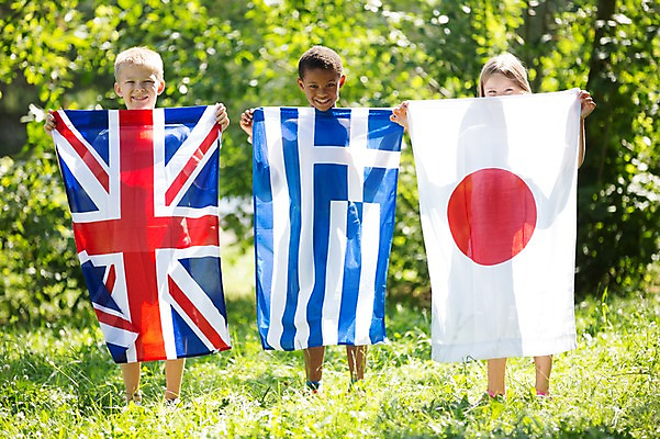 포토 JPG 주간 전신 서양인 공원 여자 남자 어린이라이프 어린이 흑인 서기 웃음 들기 소녀 소년 잔디 야외 앞모습 세명 친구 일장기 그리스국기 어린이만 국내포토 자연요소 외국인 식물 라이프스타일 공공시설 뷰포인트 관계 모션 표정 사람 국기 파일형식