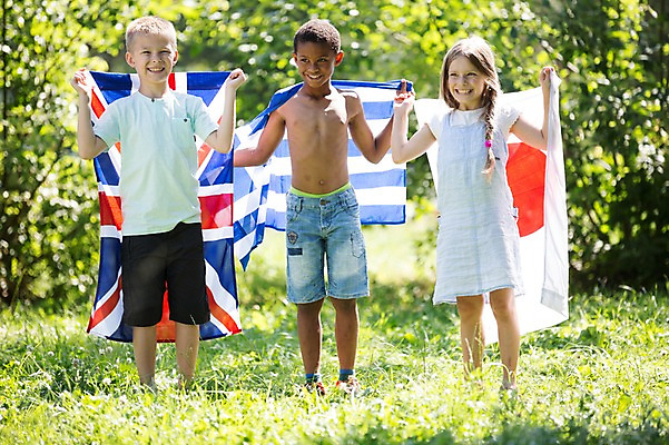 포토 JPG 주간 전신 서양인 공원 여자 남자 어린이라이프 어린이 흑인 서기 웃음 들기 소녀 소년 잔디 야외 앞모습 세명 친구 일장기 그리스국기 어린이만 국내포토 자연요소 외국인 식물 라이프스타일 공공시설 뷰포인트 관계 모션 표정 사람 국기 파일형식