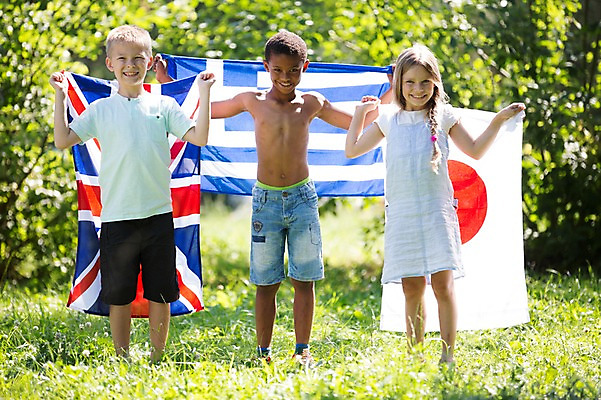 포토 JPG 주간 전신 서양인 공원 여자 남자 어린이라이프 어린이 흑인 서기 웃음 들기 소녀 소년 잔디 야외 앞모습 세명 친구 일장기 그리스국기 어린이만 국내포토 자연요소 외국인 식물 라이프스타일 공공시설 뷰포인트 관계 모션 표정 사람 국기 파일형식