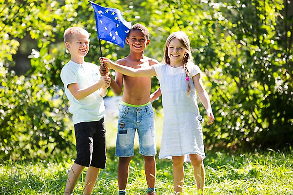 포토 JPG 주간 서양인 공원 여자 남자 어린이라이프 어린이 흑인 서기 웃음 소녀 소년 잔디 야외 앞모습 세명 친구 깃발 유럽연합 어린이만 국내포토 자연요소 외국인 식물 라이프스타일 공공시설 뷰포인트 관계 모션 표정 사람 파일형식