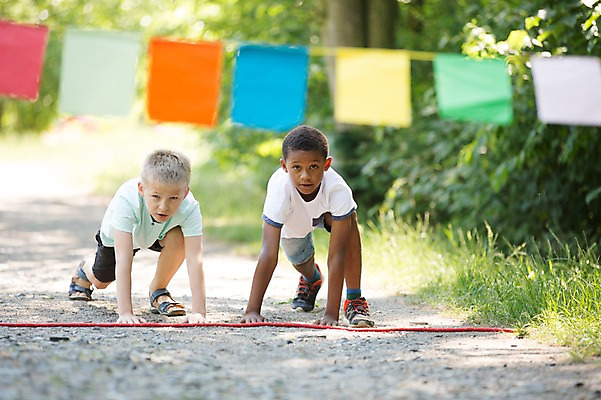 포토 JPG 주간 서양인 공원 남자 어린이라이프 어린이 흑인 앉기 소년 야외 두명 앞모습 아웃포커스 친구 달리기 깃발 준비자세 가랜드 소년만 국내포토 자연요소 외국인 라이프스타일 공공시설 뷰포인트 포즈 관계 모션 촬영기법 사람 파티용품 준비 남자만 어린이만 파일형식