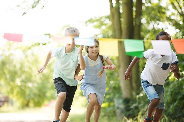 포토 JPG 주간 서양인 공원 여자 남자 어린이라이프 어린이 흑인 소녀 소년 야외 앞모습 아웃포커스 세명 친구 달리기 깃발 가랜드 어린이만 국내포토 자연요소 외국인 라이프스타일 공공시설 뷰포인트 관계 모션 촬영기법 사람 파티용품 파일형식