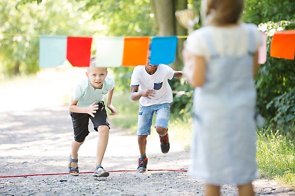 포토 JPG 주간 서양인 공원 여자 남자 어린이라이프 어린이 흑인 소녀 소년 야외 앞모습 뒷모습 아웃포커스 세명 친구 달리기 깃발 가랜드 어린이만 국내포토 자연요소 외국인 라이프스타일 공공시설 뷰포인트 관계 모션 촬영기법 사람 파티용품 파일형식