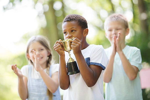 포토 JPG 주간 서양인 공원 여자 남자 어린이라이프 어린이 흑인 키스 웃음 소녀 소년 상반신 야외 앞모습 아웃포커스 세명 친구 깃발 우승 박수 트로피 가랜드 세리머니 어린이만 국내포토 자연요소 외국인 라이프스타일 공공시설 뷰포인트 관계 촬영기법 표정 사람 손짓 최고 상_우승 애정표현 파티용품 파일형식