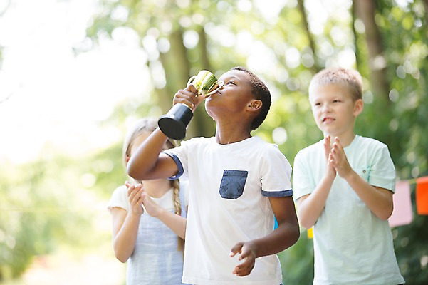 포토 JPG 주간 서양인 공원 여자 남자 어린이라이프 어린이 흑인 키스 소녀 소년 상반신 야외 앞모습 아웃포커스 세명 친구 깃발 우승 박수 트로피 가랜드 세리머니 어린이만 국내포토 자연요소 외국인 라이프스타일 공공시설 뷰포인트 관계 촬영기법 사람 손짓 최고 상_우승 애정표현 파티용품 파일형식