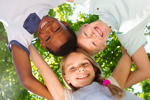 포토 JPG 주간 서양인 나무 공원 여자 남자 어린이라이프 어린이 로우앵글 흑인 어깨동무 웃음 소녀 소년 상반신 야외 아웃포커스 세명 친구 어린이만 국내포토 자연요소 외국인 식물 라이프스타일 공공시설 뷰포인트 포즈 관계 촬영기법 표정 사람 파일형식