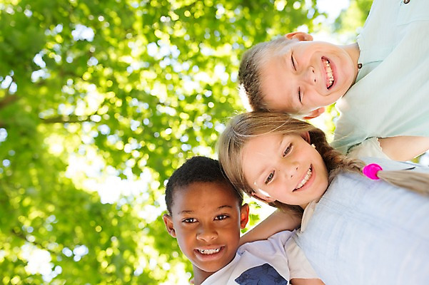 포토 JPG 주간 서양인 나무 공원 여자 남자 어린이라이프 어린이 로우앵글 흑인 어깨동무 웃음 소녀 소년 상반신 야외 아웃포커스 세명 친구 어린이만 국내포토 자연요소 외국인 식물 라이프스타일 공공시설 뷰포인트 포즈 관계 촬영기법 표정 사람 파일형식