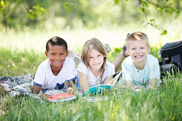 포토 JPG 주간 서양인 공원 여자 남자 어린이라이프 어린이 엎드리기 흑인 책가방 웃음 소녀 소년 잔디 야외 앞모습 세명 친구 눕기 공책 어린이만 국내포토 자연요소 외국인 식물 라이프스타일 공공시설 뷰포인트 가방 관계 모션 문구용품 표정 사람 파일형식