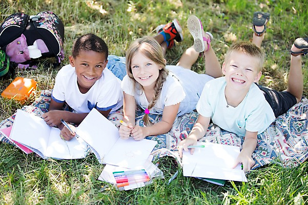 포토 JPG 주간 서양인 공원 여자 남자 어린이라이프 어린이 엎드리기 흑인 색연필 웃음 소녀 소년 잔디 야외 앞모습 아웃포커스 세명 친구 눕기 공책 어린이만 국내포토 자연요소 외국인 식물 라이프스타일 공공시설 뷰포인트 관계 모션 문구용품 학용품 촬영기법 표정 사람 파일형식