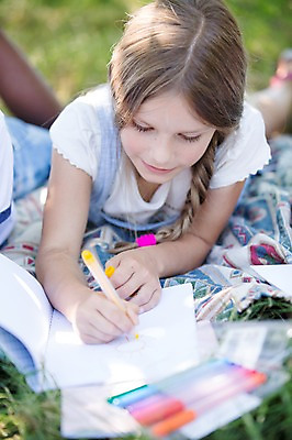 포토 JPG 주간 서양인 여자 어린이라이프 어린이 엎드리기 색연필 한명 소녀 야외 앞모습 아웃포커스 눕기 공책 그리기 소녀만 소녀한명만 국내포토 자연요소 외국인 1 라이프스타일 뷰포인트 모션 문구용품 학용품 촬영기법 사람 여자만 여자한명만 어린이만 파일형식