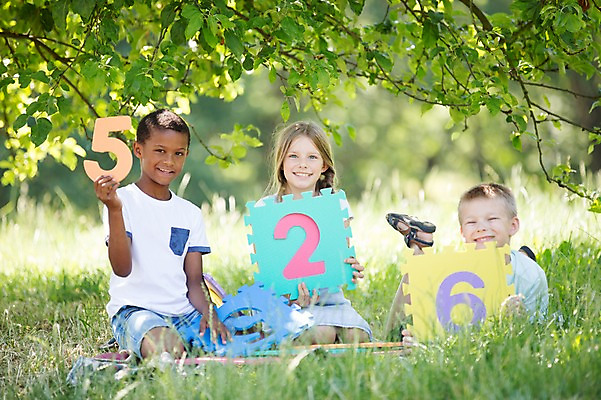 포토 JPG 주간 서양인 공원 여자 남자 어린이라이프 어린이 흑인 웃음 앉기 소녀 소년 잔디 야외 앞모습 아웃포커스 세명 친구 숫자카드 어린이만 국내포토 자연요소 외국인 식물 라이프스타일 공공시설 뷰포인트 관계 모션 촬영기법 표정 사람 트럼프 파일형식