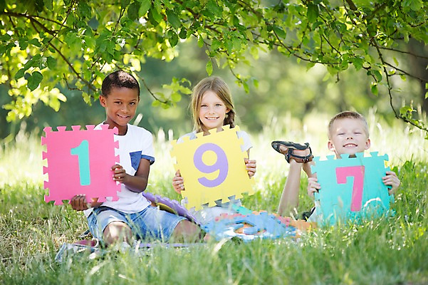 포토 JPG 주간 서양인 공원 여자 남자 어린이라이프 어린이 흑인 웃음 앉기 소녀 소년 잔디 야외 앞모습 아웃포커스 세명 친구 숫자카드 어린이만 국내포토 자연요소 외국인 식물 라이프스타일 공공시설 뷰포인트 관계 모션 촬영기법 표정 사람 트럼프 파일형식