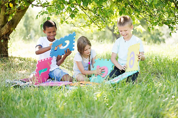 포토 JPG 주간 서양인 공원 여자 남자 어린이라이프 어린이 흑인 웃음 앉기 소녀 소년 잔디 야외 앞모습 아웃포커스 세명 친구 숫자카드 어린이만 국내포토 자연요소 외국인 식물 라이프스타일 공공시설 뷰포인트 관계 모션 촬영기법 표정 사람 트럼프 파일형식