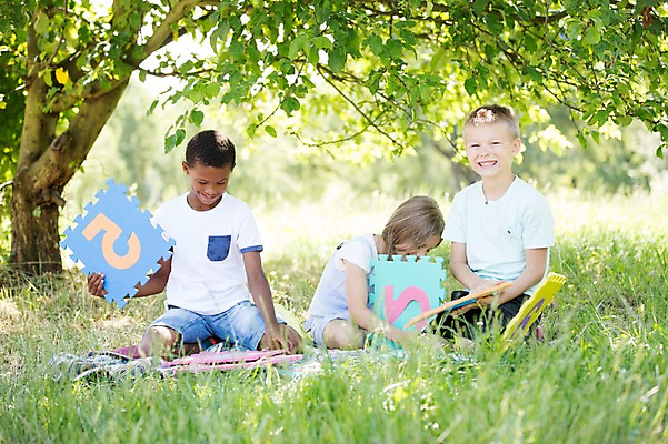 포토 JPG 주간 서양인 공원 여자 남자 어린이라이프 어린이 흑인 웃음 앉기 소녀 소년 잔디 야외 앞모습 아웃포커스 세명 친구 숫자카드 어린이만 국내포토 자연요소 외국인 식물 라이프스타일 공공시설 뷰포인트 관계 모션 촬영기법 표정 사람 트럼프 파일형식