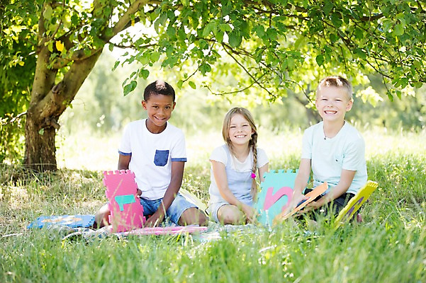 포토 JPG 주간 서양인 공원 여자 남자 어린이라이프 어린이 흑인 웃음 앉기 소녀 소년 잔디 야외 앞모습 아웃포커스 세명 친구 숫자카드 어린이만 국내포토 자연요소 외국인 식물 라이프스타일 공공시설 뷰포인트 관계 모션 촬영기법 표정 사람 트럼프 파일형식
