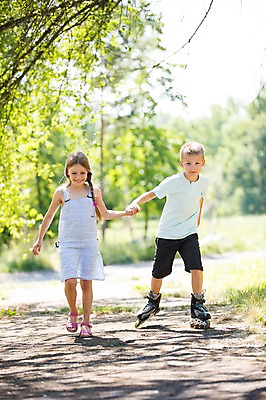 포토 JPG 주간 전신 서양인 공원 여자 남자 어린이라이프 어린이 서기 소녀 소년 야외 두명 앞모습 아웃포커스 친구 손잡기 롤러블레이드 어린이만 국내포토 자연요소 외국인 라이프스타일 공공시설 뷰포인트 관계 모션 촬영기법 사람 취미 파일형식