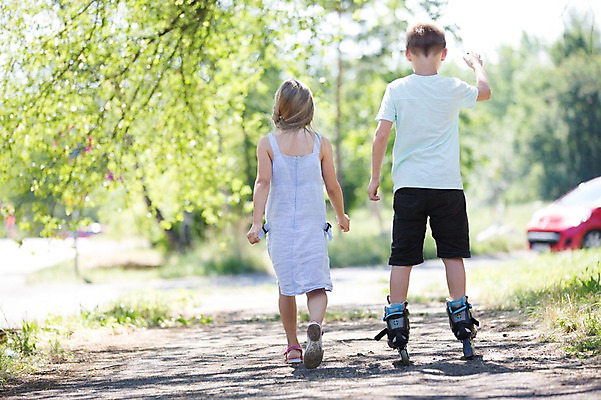 포토 JPG 주간 전신 서양인 공원 여자 남자 어린이라이프 어린이 서기 소녀 소년 야외 두명 뒷모습 아웃포커스 친구 롤러블레이드 어린이만 국내포토 자연요소 외국인 라이프스타일 공공시설 뷰포인트 관계 모션 촬영기법 사람 취미 파일형식