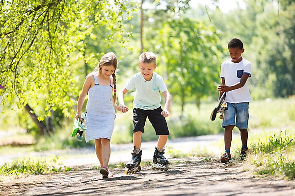 포토 JPG 주간 전신 서양인 공원 여자 남자 어린이라이프 어린이 흑인 서기 웃음 소녀 소년 야외 앞모습 아웃포커스 세명 친구 손잡기 스케이트보드 롤러블레이드 어린이만 국내포토 자연요소 외국인 라이프스타일 공공시설 뷰포인트 관계 모션 촬영기법 표정 사람 취미 보드_스포츠 파일형식