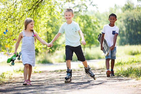 포토 JPG 주간 전신 서양인 공원 여자 남자 어린이라이프 어린이 흑인 서기 웃음 소녀 소년 야외 앞모습 아웃포커스 세명 친구 손잡기 스케이트보드 롤러블레이드 어린이만 국내포토 자연요소 외국인 라이프스타일 공공시설 뷰포인트 관계 모션 촬영기법 표정 사람 취미 보드_스포츠 파일형식