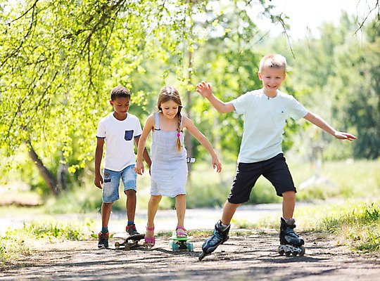 포토 JPG 주간 전신 서양인 공원 여자 남자 어린이라이프 어린이 흑인 서기 소녀 소년 야외 앞모습 아웃포커스 세명 친구 스케이트보드 롤러블레이드 어린이만 국내포토 자연요소 외국인 라이프스타일 공공시설 뷰포인트 관계 모션 촬영기법 사람 취미 보드_스포츠 파일형식