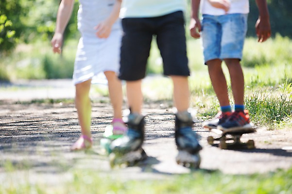 포토 JPG 주간 서양인 공원 여자 남자 어린이라이프 어린이 서기 소녀 소년 야외 앞모습 아웃포커스 세명 친구 다리 스케이트보드 롤러블레이드 어린이만 국내포토 자연요소 외국인 라이프스타일 공공시설 뷰포인트 관계 모션 촬영기법 사람 취미 신체부위 보드_스포츠 파일형식
