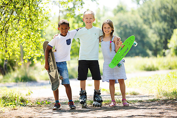 포토 JPG 주간 전신 서양인 공원 여자 남자 어린이라이프 어린이 흑인 서기 웃음 소녀 소년 야외 앞모습 아웃포커스 세명 친구 스케이트보드 롤러블레이드 어린이만 국내포토 자연요소 외국인 라이프스타일 공공시설 뷰포인트 관계 모션 촬영기법 표정 사람 취미 보드_스포츠 파일형식