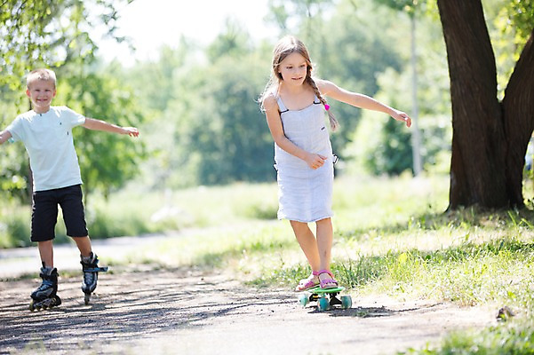 포토 JPG 주간 전신 서양인 공원 여자 남자 어린이라이프 어린이 서기 소녀 소년 야외 두명 앞모습 아웃포커스 친구 스케이트보드 롤러블레이드 어린이만 국내포토 자연요소 외국인 라이프스타일 공공시설 뷰포인트 관계 모션 촬영기법 사람 취미 보드_스포츠 파일형식