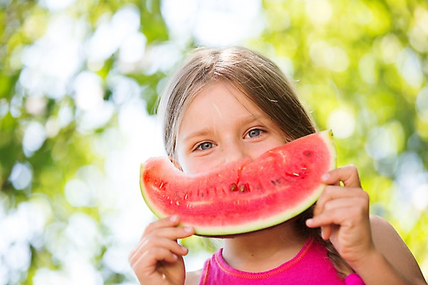 포토 JPG 주간 서양인 여자 어린이라이프 어린이 과일 여름음식 수박 한명 소녀 상반신 야외 앞모습 아웃포커스 여름 소녀한명만 제철음식 제철과일 국내포토 자연요소 외국인 1 라이프스타일 계절 음식 뷰포인트 촬영기법 사람 제철 여자한명만 소녀만 파일형식 여름_계절