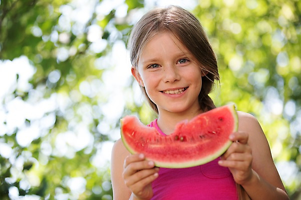 포토 JPG 주간 서양인 여자 어린이라이프 어린이 과일 여름음식 수박 한명 웃음 소녀 상반신 야외 앞모습 아웃포커스 여름 소녀한명만 제철음식 제철과일 국내포토 자연요소 외국인 1 라이프스타일 계절 음식 뷰포인트 촬영기법 표정 사람 제철 여자한명만 소녀만 파일형식 여름_계절