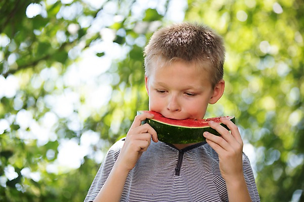 포토 JPG 주간 서양인 남자 어린이라이프 어린이 과일 여름음식 수박 한명 소년 상반신 야외 앞모습 아웃포커스 여름 먹기 소년만 소년한명만 제철음식 제철과일 국내포토 자연요소 외국인 1 라이프스타일 계절 음식 뷰포인트 모션 촬영기법 사람 제철 남자만 남자한명만 어린이만 파일형식 여름_계절