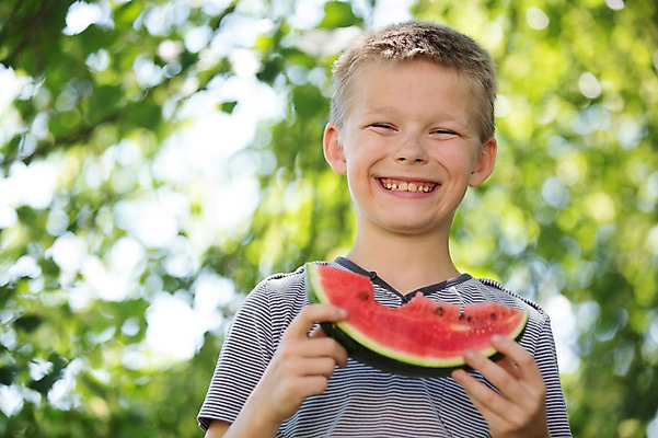 포토 JPG 주간 서양인 남자 어린이라이프 어린이 과일 여름음식 수박 한명 웃음 소년 상반신 야외 앞모습 아웃포커스 여름 소년만 소년한명만 제철음식 제철과일 국내포토 자연요소 외국인 1 라이프스타일 계절 음식 뷰포인트 촬영기법 표정 사람 제철 남자만 남자한명만 어린이만 파일형식 여름_계절