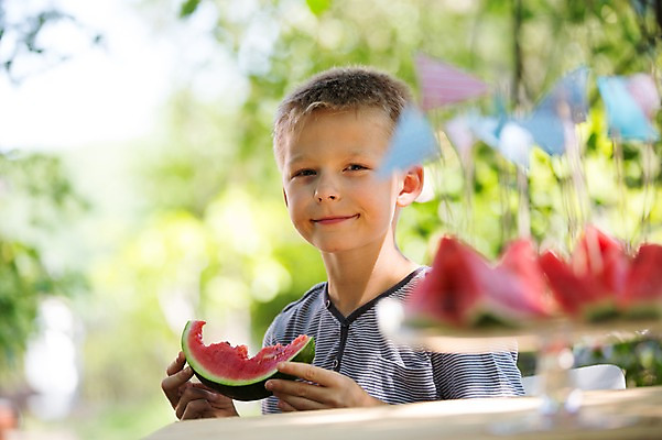 포토 JPG 주간 서양인 남자 어린이라이프 어린이 과일 여름음식 수박 한명 소년 상반신 야외 앞모습 아웃포커스 여름 이쑤시개 이쑤시개장식 소년만 소년한명만 제철음식 제철과일 국내포토 자연요소 외국인 1 라이프스타일 계절 음식 뷰포인트 촬영기법 사람 장식 제철 남자만 남자한명만 어린이만 파일형식 여름_계절