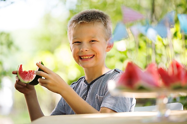 포토 JPG 주간 서양인 남자 어린이라이프 어린이 과일 여름음식 수박 한명 웃음 소년 상반신 야외 앞모습 아웃포커스 여름 이쑤시개 이쑤시개장식 소년만 소년한명만 제철음식 제철과일 국내포토 자연요소 외국인 1 라이프스타일 계절 음식 뷰포인트 촬영기법 표정 사람 장식 제철 남자만 남자한명만 어린이만 파일형식 여름_계절