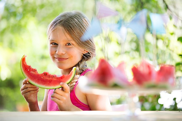 포토 JPG 주간 서양인 여자 어린이라이프 어린이 과일 여름음식 수박 한명 웃음 소녀 상반신 야외 앞모습 아웃포커스 여름 이쑤시개 이쑤시개장식 소녀한명만 제철음식 제철과일 국내포토 자연요소 외국인 1 라이프스타일 계절 음식 뷰포인트 촬영기법 표정 사람 장식 제철 여자한명만 소녀만 파일형식 여름_계절