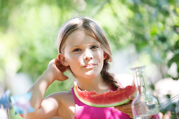 포토 JPG 주간 서양인 여자 어린이라이프 어린이 과일 유리병 여름음식 수박 한명 소녀 상반신 야외 앞모습 아웃포커스 여름 소녀한명만 제철음식 제철과일 국내포토 자연요소 외국인 1 라이프스타일 계절 음식 뷰포인트 병_용기 촬영기법 사람 제철 여자한명만 소녀만 파일형식 여름_계절