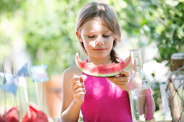 포토 JPG 주간 서양인 여자 어린이라이프 어린이 과일 유리병 여름음식 수박 한명 소녀 상반신 야외 앞모습 아웃포커스 여름 이쑤시개 이쑤시개장식 소녀한명만 제철음식 제철과일 국내포토 자연요소 외국인 1 라이프스타일 계절 음식 뷰포인트 병_용기 촬영기법 사람 장식 제철 여자한명만 소녀만 파일형식 여름_계절