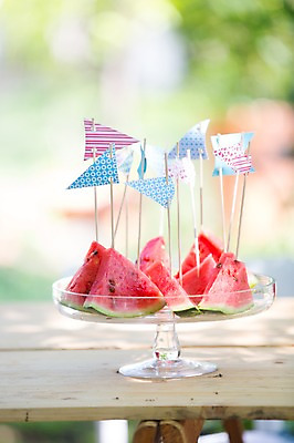 포토 JPG 주간 접시 어린이라이프 과일 탁자 여름음식 수박 사람없음 야외 옆모습 아웃포커스 깃발 이쑤시개 이쑤시개장식 제철음식 제철과일 과채 국내포토 자연요소 라이프스타일 식기 어린이 음식 뷰포인트 가구 채소 촬영기법 장식 제철 파일형식 여름_계절