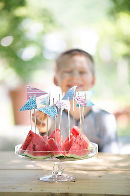 포토 JPG 주간 서양인 접시 남자 어린이라이프 어린이 과일 여름음식 수박 한명 웃음 소년 상반신 야외 앞모습 아웃포커스 여름 깃발 이쑤시개 이쑤시개장식 소년만 소년한명만 제철음식 제철과일 국내포토 자연요소 외국인 1 라이프스타일 식기 계절 음식 뷰포인트 촬영기법 표정 사람 장식 제철 남자만 남자한명만 어린이만 파일형식 여름_계절