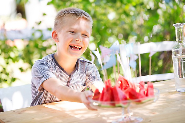 포토 JPG 주간 서양인 접시 남자 어린이라이프 어린이 과일 유리병 여름음식 수박 한명 웃음 소년 상반신 야외 앞모습 아웃포커스 여름 깃발 이쑤시개 이쑤시개장식 소년만 소년한명만 제철음식 제철과일 국내포토 자연요소 외국인 1 라이프스타일 식기 계절 음식 뷰포인트 병_용기 촬영기법 표정 사람 장식 제철 남자만 남자한명만 어린이만 파일형식 여름_계절